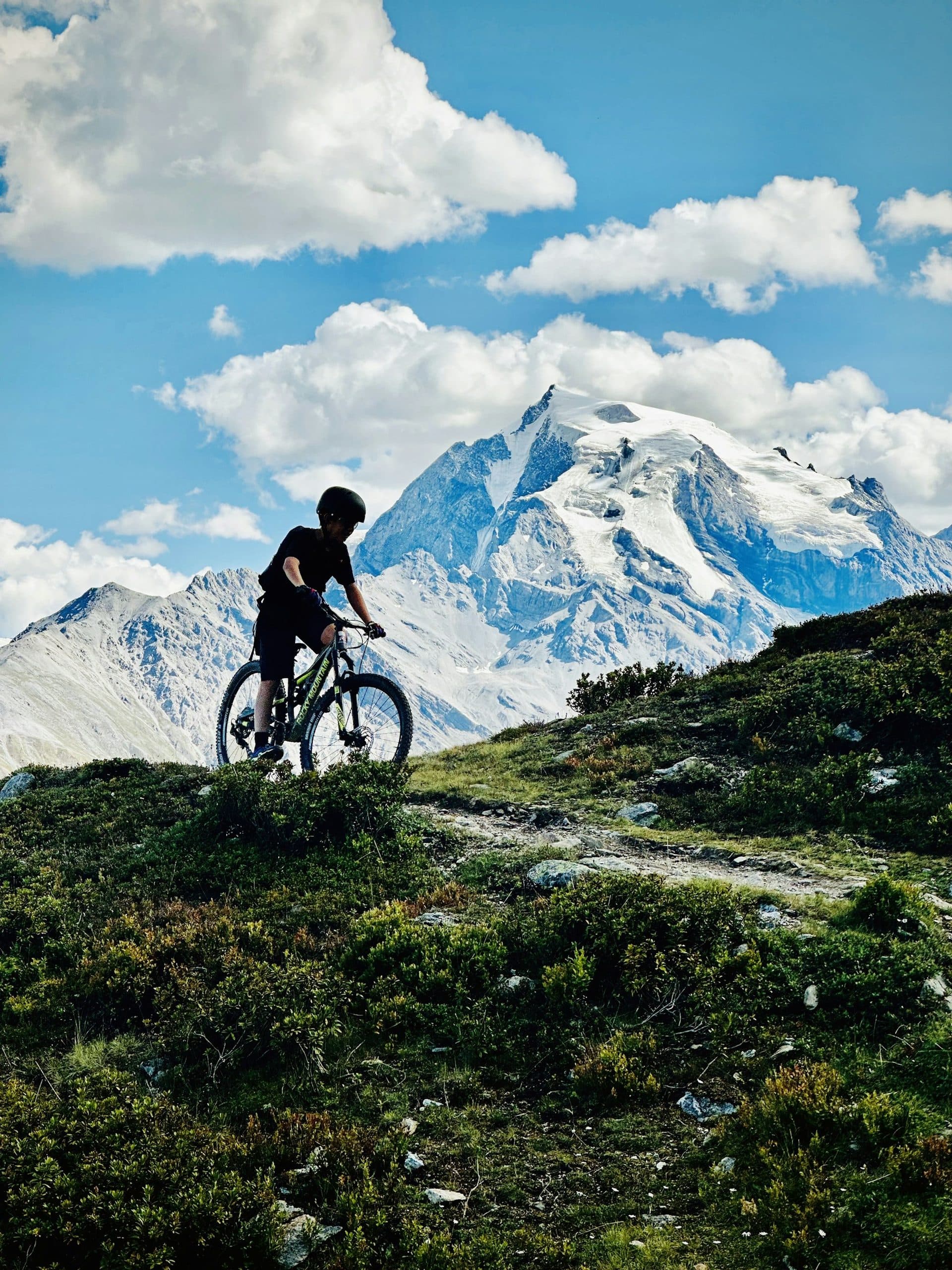 Ciclista su e-bike in salita sulle Alpi
