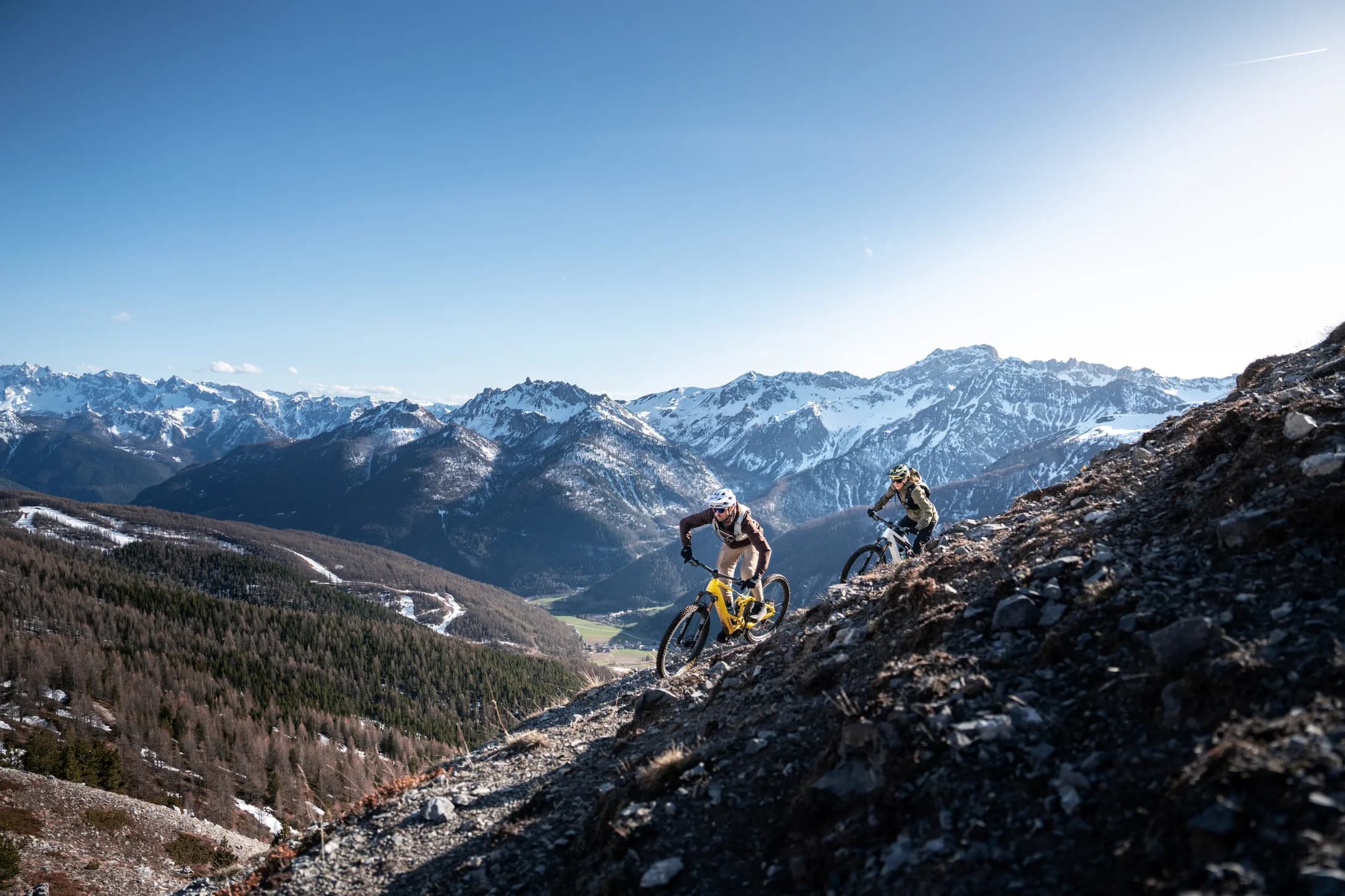 Ciclista su e-bike in salita sulle Alpi